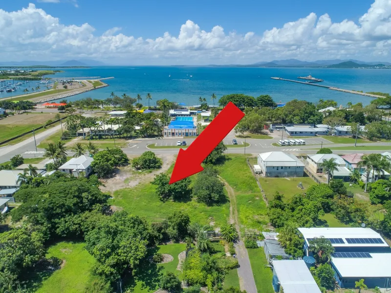 HUGE 3353m2 PARCEL ONE STREET FROM THE BEACH