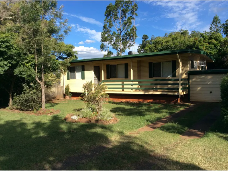 Neat 3 bedroom house close to USQ and Drayton Woolworths.
