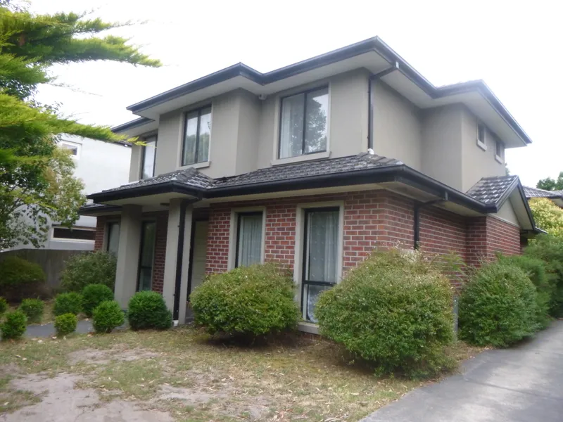 FABULOUS FOUR BEDROOM TOWNHOUSE - IN THE GLEN WAVERLEY SECONDARY COLLEGE ZONE!!!!