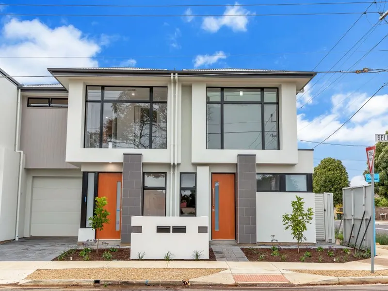 UNFURNISHED TOWNHOUSE