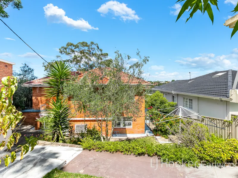 VERSATILE HOME, INVESTMENT OR DUAL- FAMILY LIVING