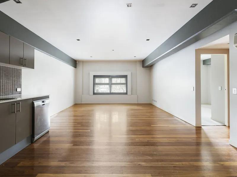 Modern warehouse conversion with parking, pets negotiable