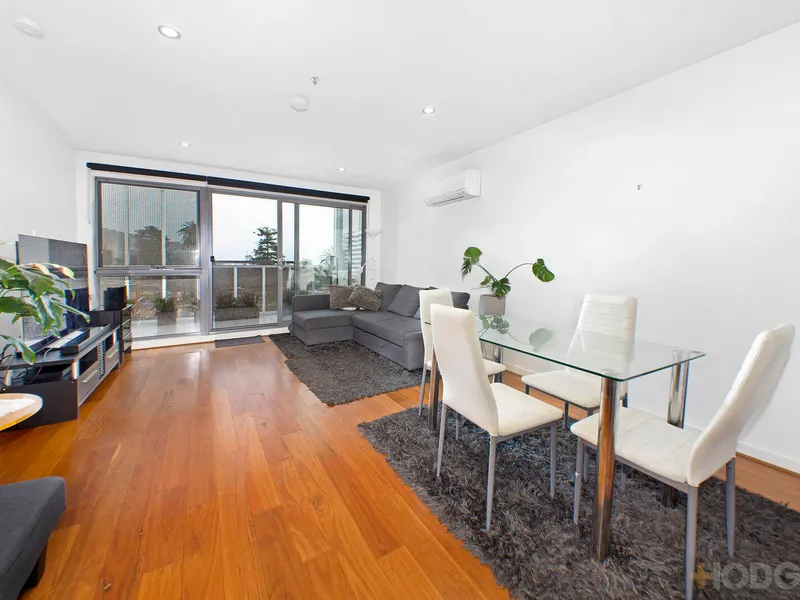 VILLAGE-CENTRE LIFESTYLE LIVING