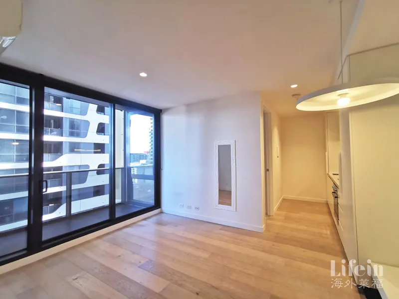 2 Bedrooms 1 Bath Empire Apartment in the Heart of Melbourne City