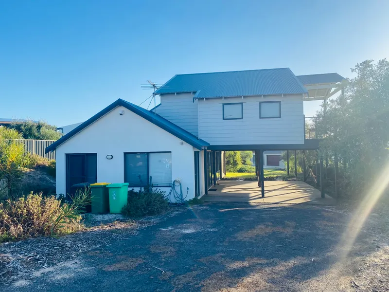 Fully furnished beach house-vibes amongst the bush