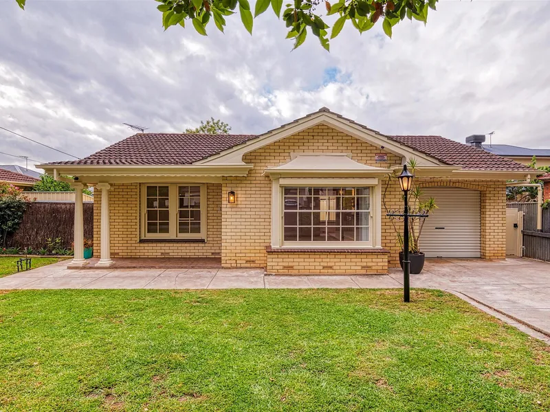 ABSOLUTELY GORGEOUS COURTYARD HOME IN PRESTIGE LOCATION