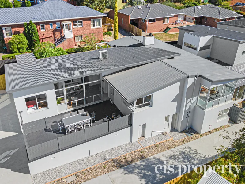 This house radiates roominess!