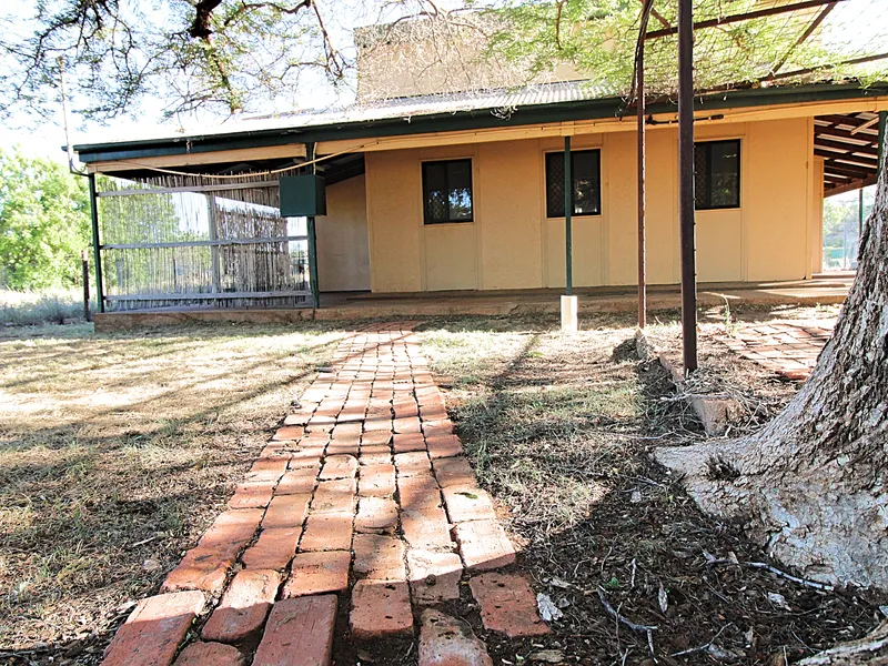 Solid Home With Shade EVERYWHERE!!