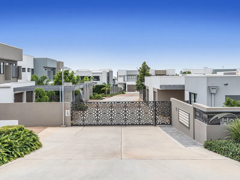 Boutique Complex, Spacious with high end finishes. Transport & shops next door