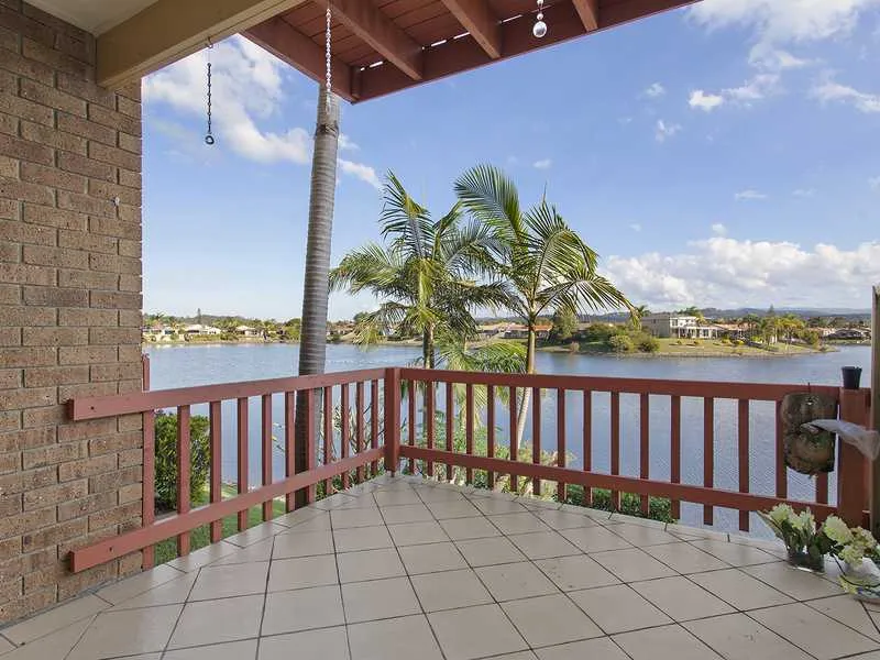 Beautiful waterfront setting for 3 bed townhouse in quality complex
