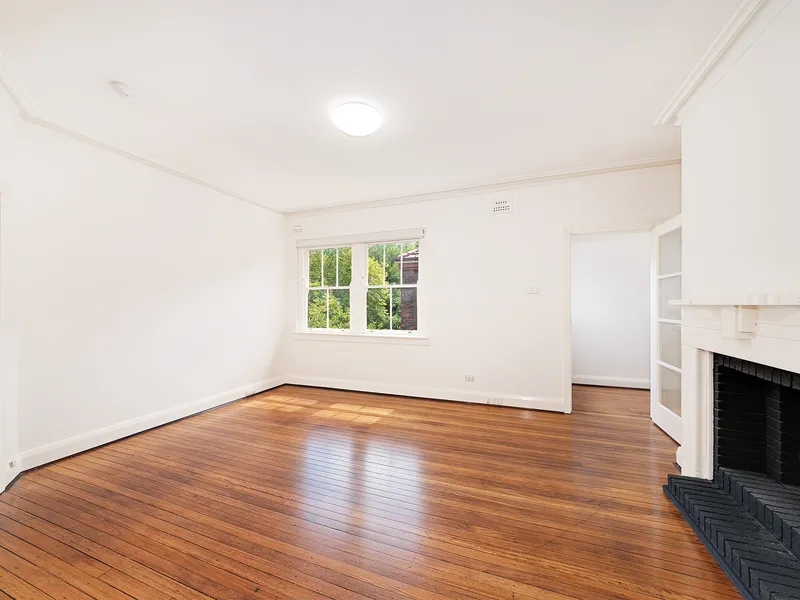 SUN DRENCHED & NEWLY RENOVATED ART DECO APARTMENT