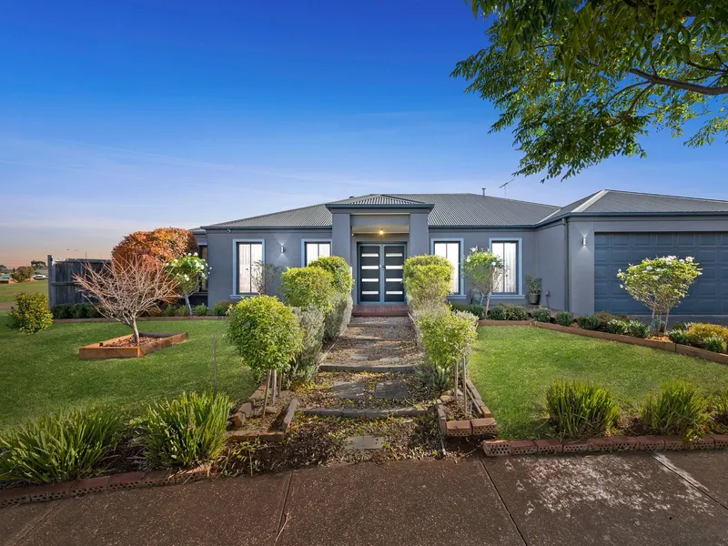 Spacious & Beautifully Presented Family Home In Prized Brookfield Estate!