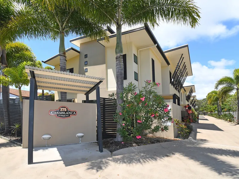 WALK TO THE SANDY BEACH AT SCARNESS AND ENJOY A COFFEE AT ENZO'S ON THE BEACH. THE ESPLANADE OFFERS CAFES, RESTAURANTS, SHOPS, THE BEACH HOUSE HOTEL.