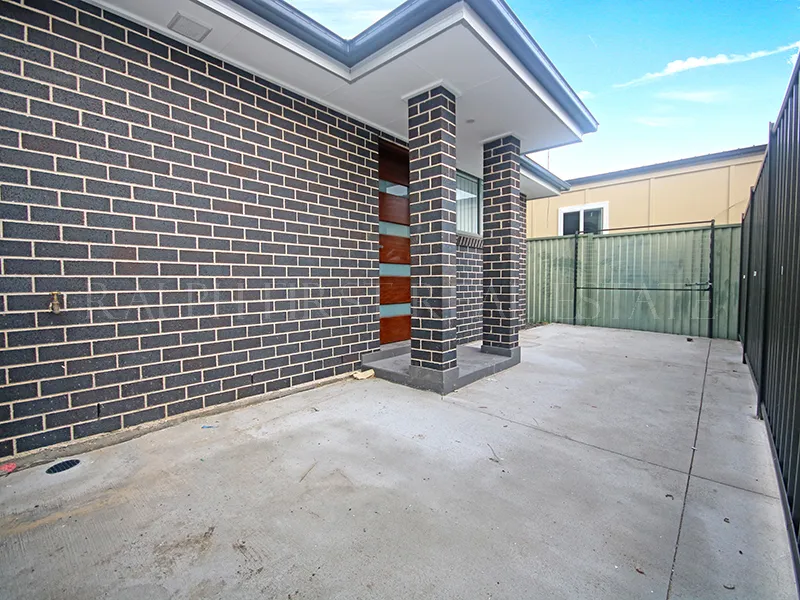 Brand new Granny flat with parking, built-ins & Air Conditioning!!