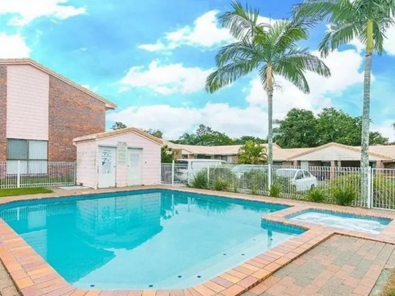 Townhouse Living in a Gated Complex: Community Pool, and Convenient Location