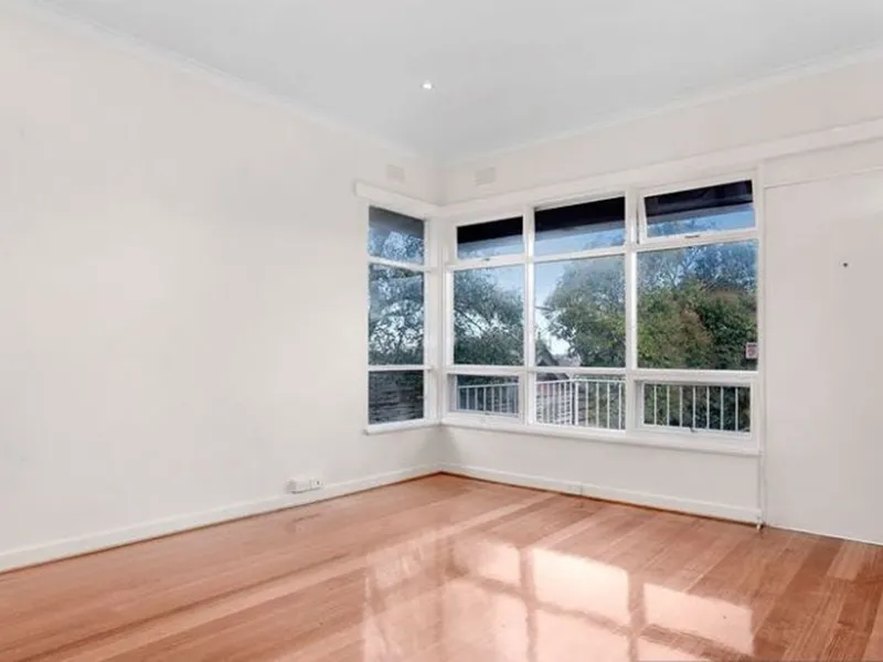 Two Bedroom Apartment in Quiet Cal De Sac