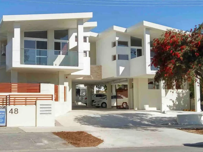 Modern Fully Furnished Belmont Dream!
