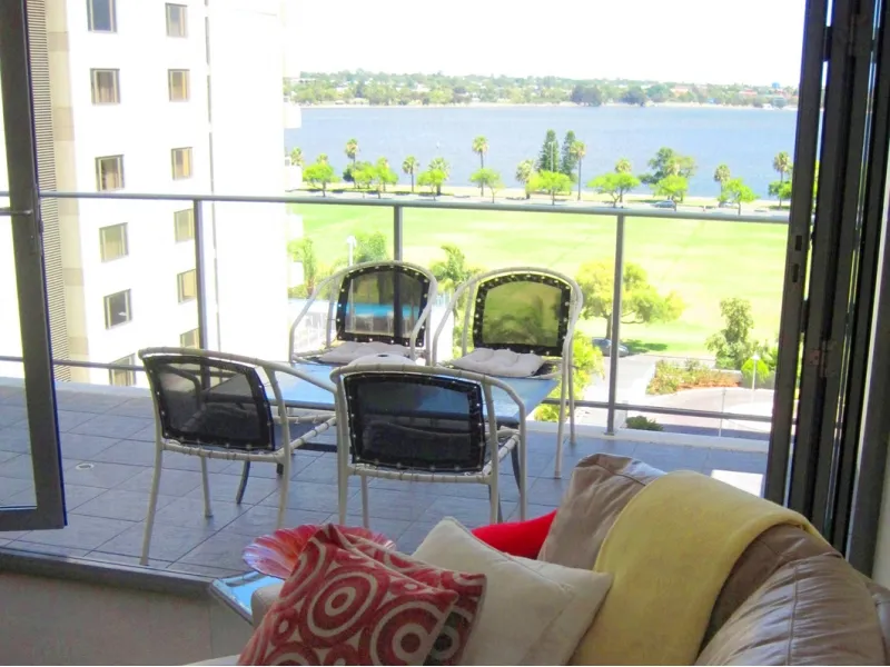 River Views in East Perth. Walk to CBD.