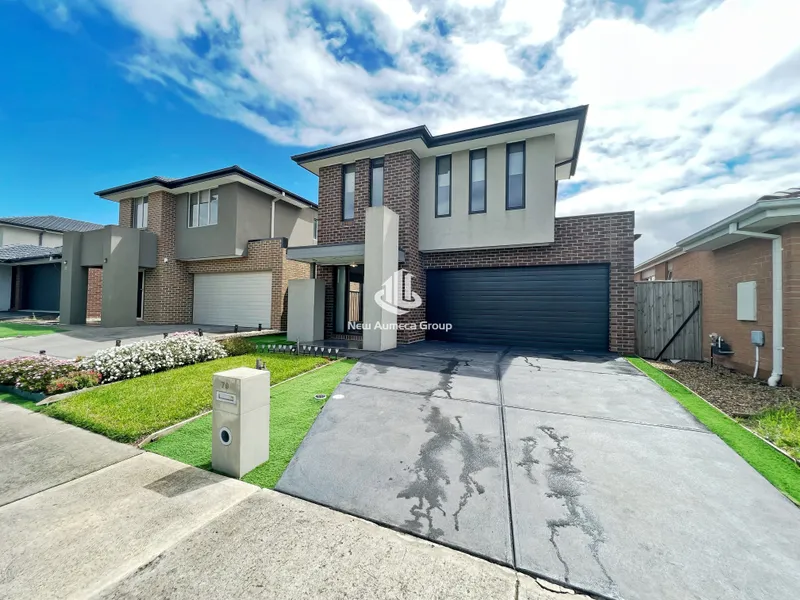 Bright & Spacious Family Home facing the park