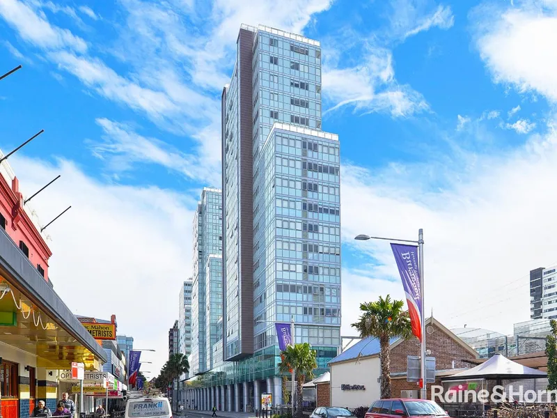 Stylish & Bright Two Bedroom Apartment !