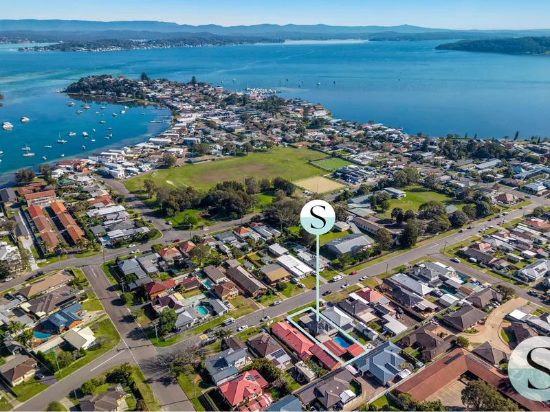 Renovated Beautiful Easy Care Brick & Tile Living, Easy Stroll to White Sand at Naru Beach, Turquoise Water, Village Cafe, Shops & Belmont Golf Course