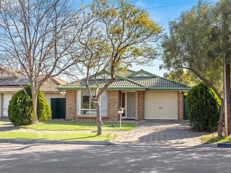 FREESTANDING OPEN PLAN DESIGN WITH A LOVELY BACKYARD