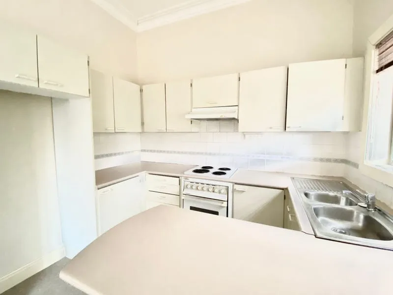 Spacious 1 bedroom, Reverse AC, Internal Laundry, Separate shower & full bath, secure car space