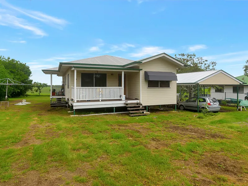 Appealing Modern Cottage On Half-An-Acre!