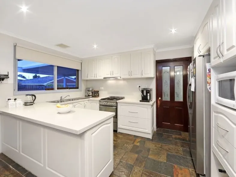LARGE HOME IN CENTRAL ROWVILLE! *Rear garage is not included*