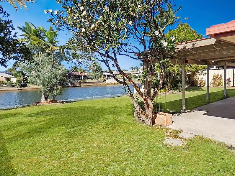 Stunning Canal-Front Home in Wurtulla!