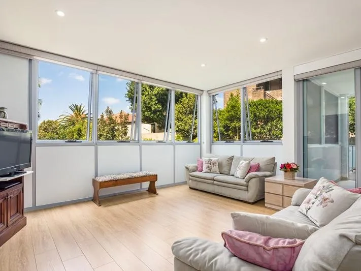 House size Modern Apartment in Exclusive Carleton Estate