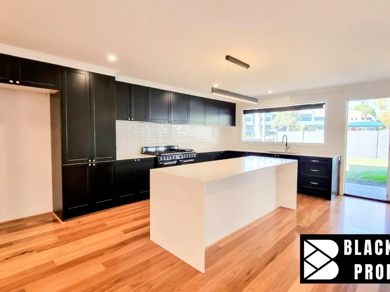 Renovated 5 bedrooms house with pool