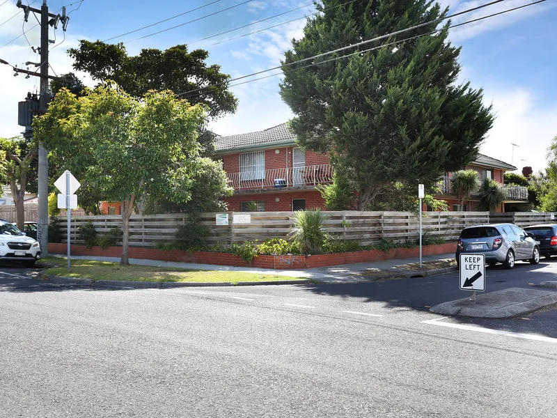 ONE BEDROOM APARTMENT IN ENVIABLE LOCATION