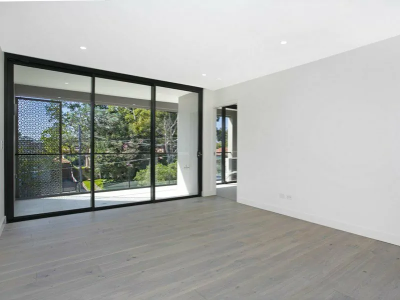 OPEN PLAN, SUN-FILLED EXECUTIVE APARTMENT!!