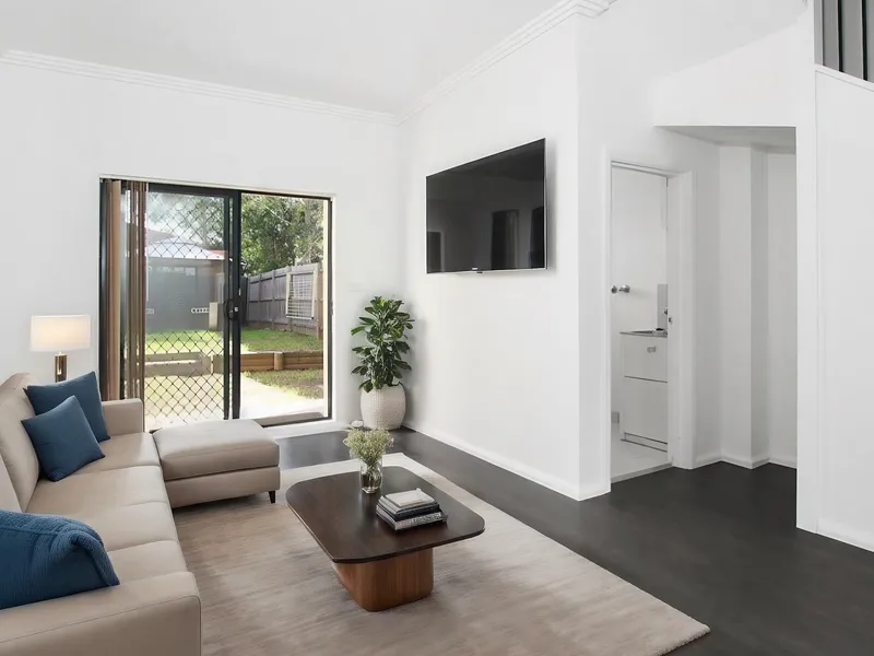 FANTASTIC 3 BED 2 BATH TOWNHOUSE