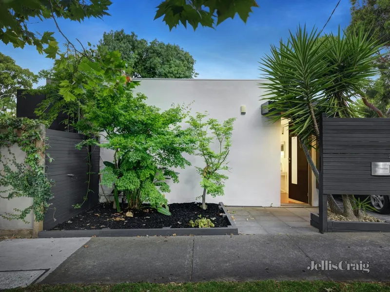 Sun-blessed, single-level and stress-free