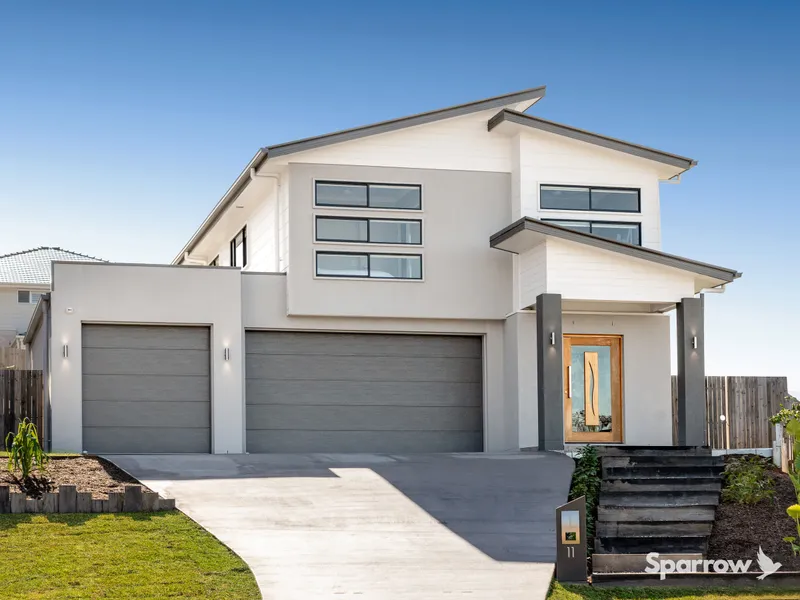 SPACIOUS FAMILY HOME, QUALITY FINISHES, 3 GARAGES, POOL & VIEWS - ALL ON A MASSIVE 1,025 SQM BLOCK