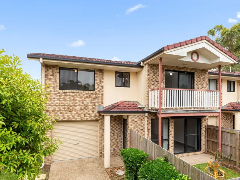 Stunning Highset Duplex Unit , New paint/Carpet throughout, Master bedroom with Ensuite and Balcony, Enclosed courtyard and rear yard