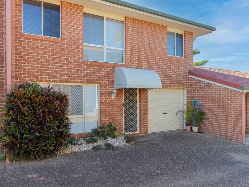 FULLY FURNISHED TOWNHOUSE, WALKING DISTANCE TO SHOPS