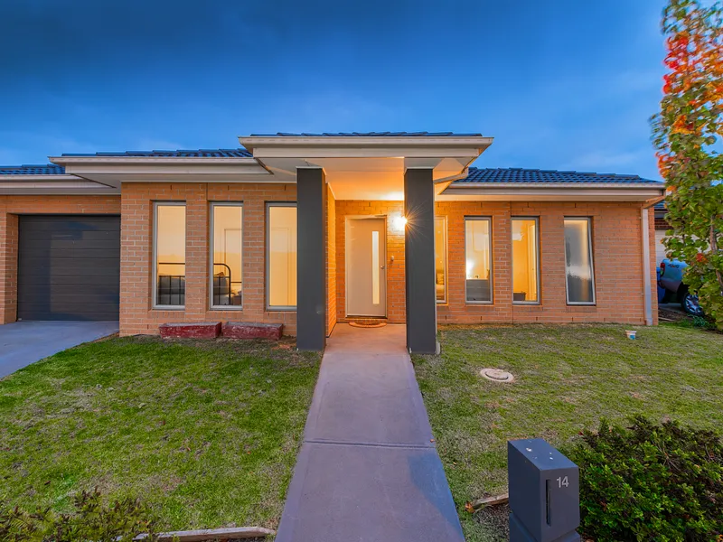 **GRAND OPENING THIS WEEKEND** STYLISH MULTI-PURPOSE LIVING WITHIN A THRIVING LOCALE - PACES TO THE SHOPPING VILLAGE!