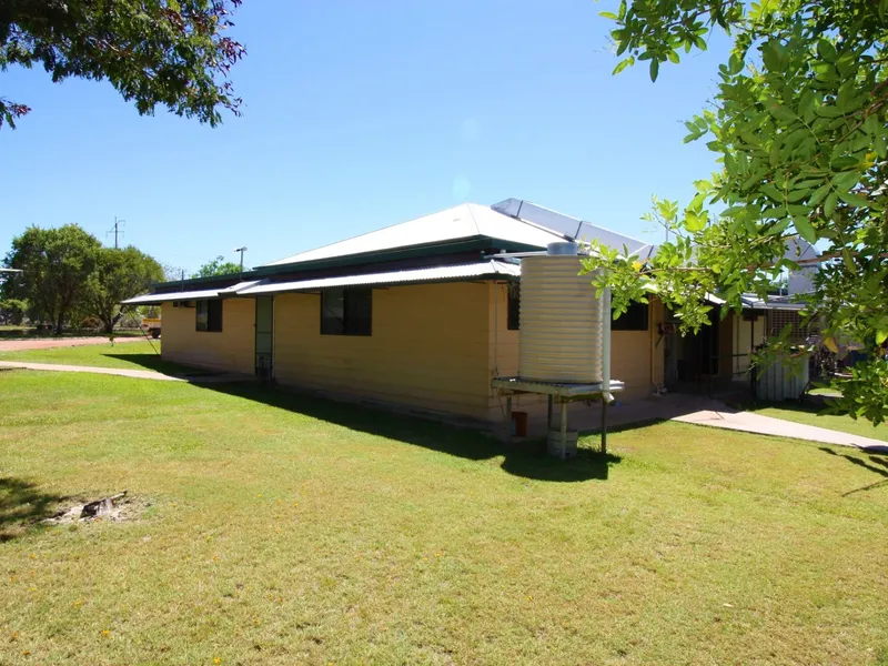 5 Bedroom, 2 Bathroom, 2 Kitchen, 2 Living Areas on 5 Acres. Close to Town. Room for the Extended Family