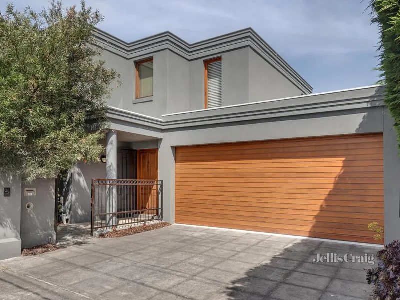 Elegance and Class Metres to the Beach