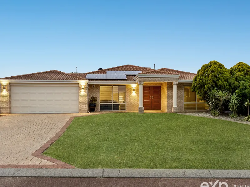 LOCATION, LOCATION! DIP IN THE POOL OR SWIM AT THE BEACH