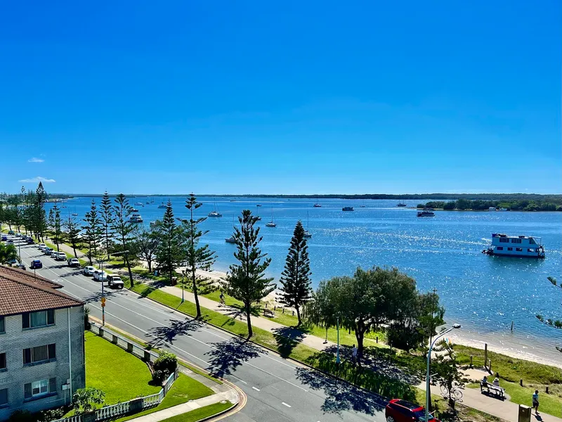 BEAUTIFUL BROADWATER VIEWS & YOU CAN MOVE STRAIGHT IN !