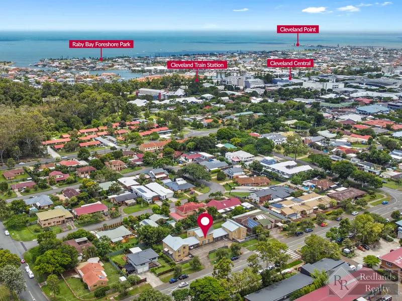 COMPLEX OF 6 TOWNHOUSES....INVEST OR DEVELOP