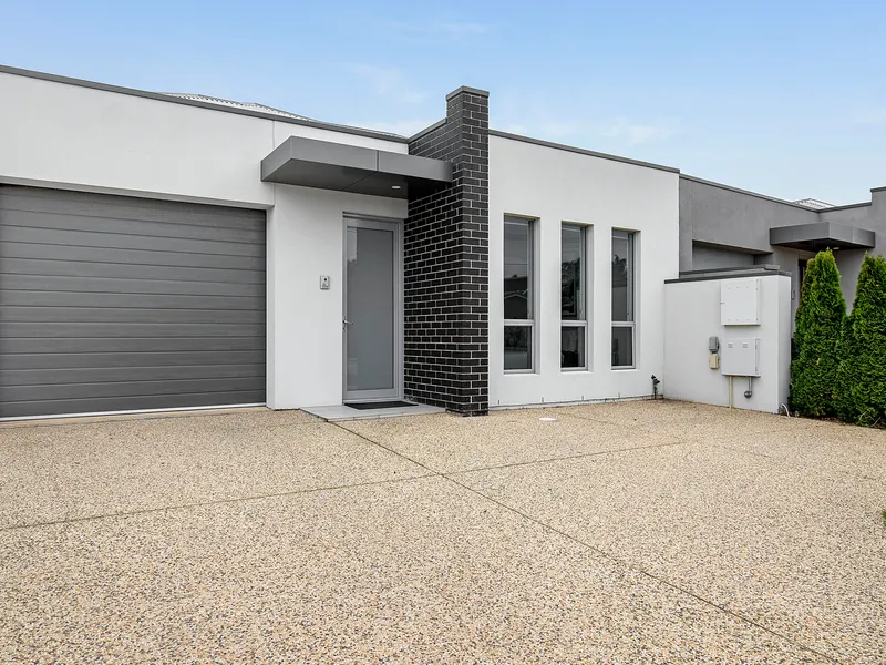 Spacious contemporary home, minutes to the beach