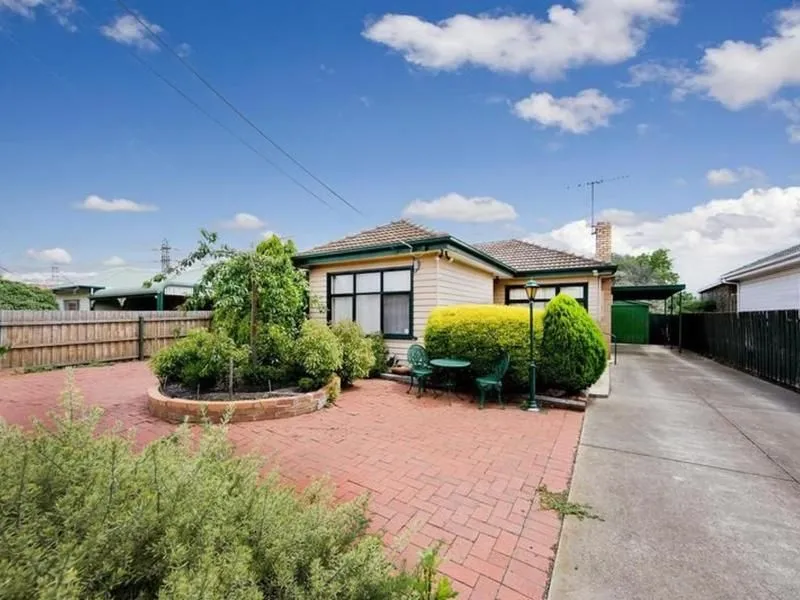 Ideally situated near Selwyn Park, within walking distance to the Sunshine shopping centre, train station and schools