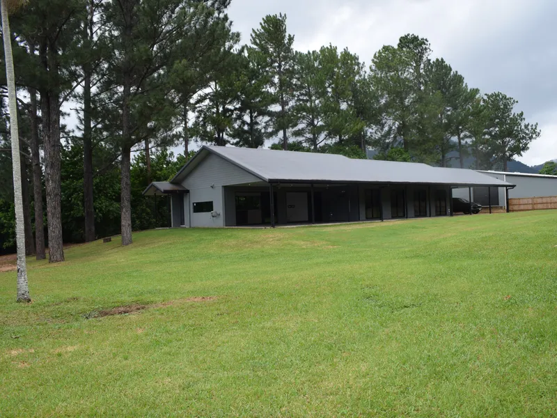 BEAUTIFUL FAMILY HOME – LOCATED IN THE GREEN HILLS OF REDLYNCH