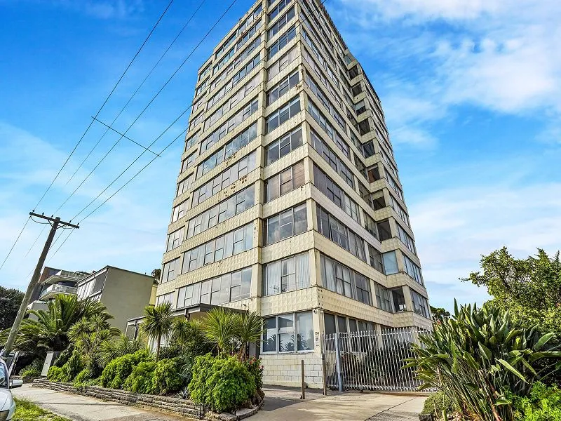 Great apartment opposite the beach