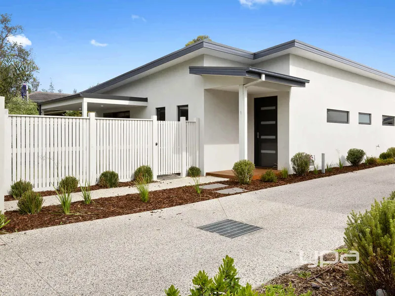 LUXURY LIVING CLOSE BY THE BEACH